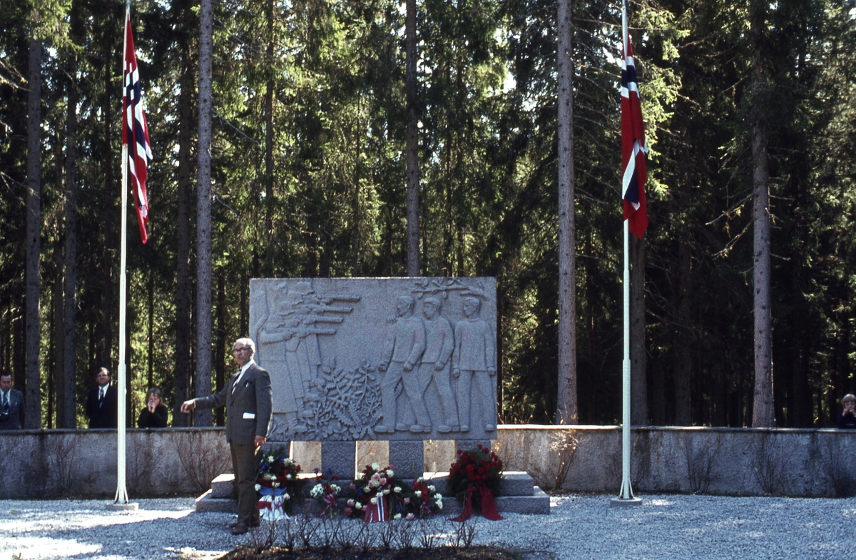 Fra minnemarkering i Falstadskogen, trolig på 1960-70-tallet. Norske flagg i flaggstengene og kranser ved Odd Hilts minnesmerke.
