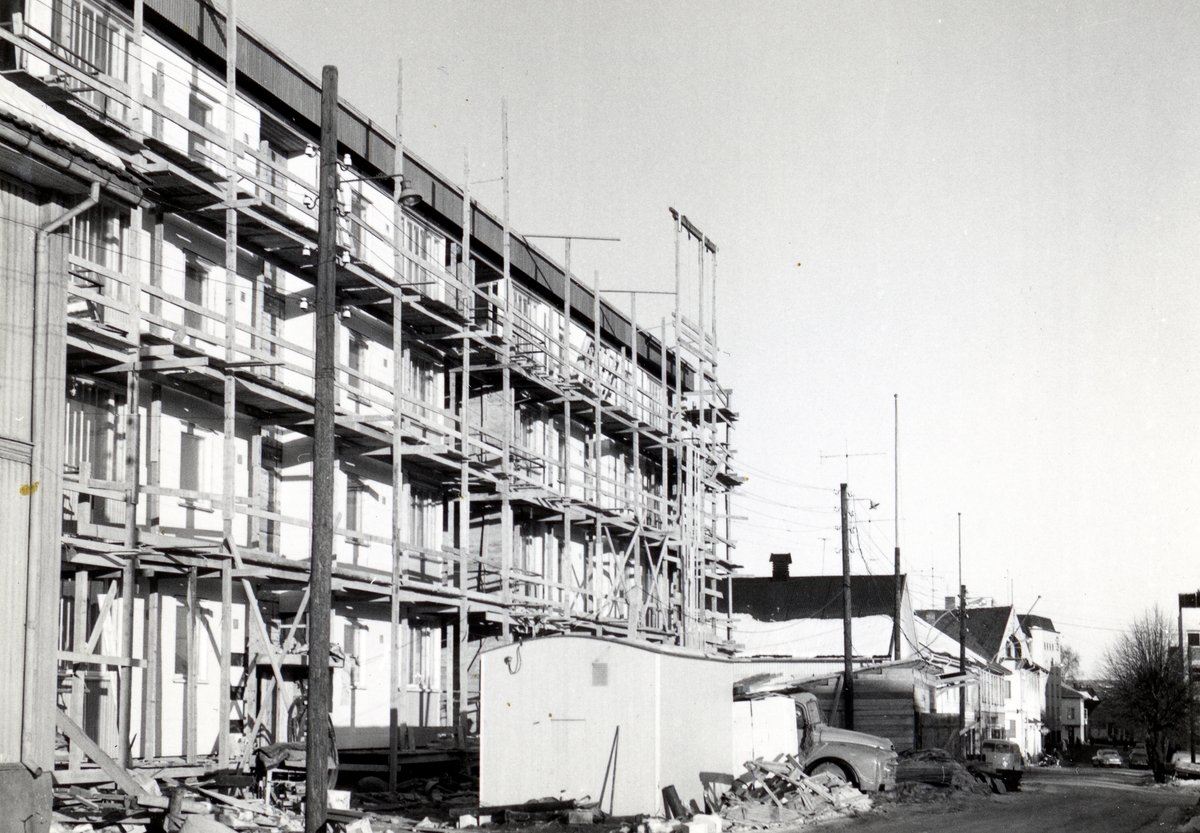 "Badeblokka" bygges i Øvre Torvgate, Gjøvik 1964