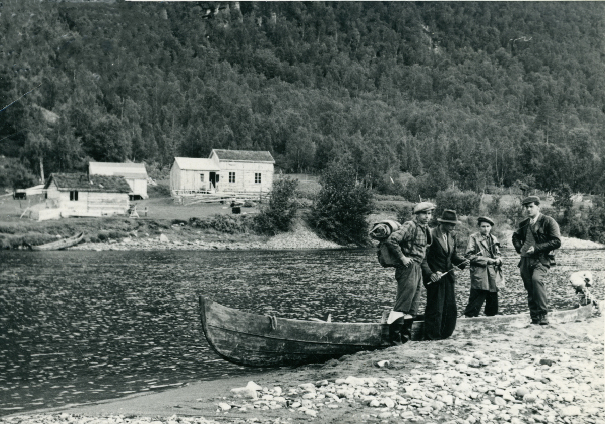 Gruppe menn ved en elvebåt, bildet er trolig tatt i Punta, Reisadalen 1946-1950.