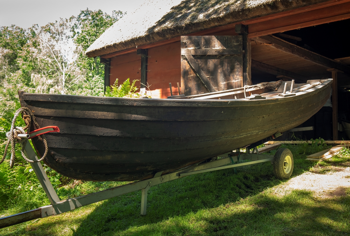 Båt i trä med åror som kan ha använts som flyktbåt undan det ockuperade Estland under andra världskriget. 
