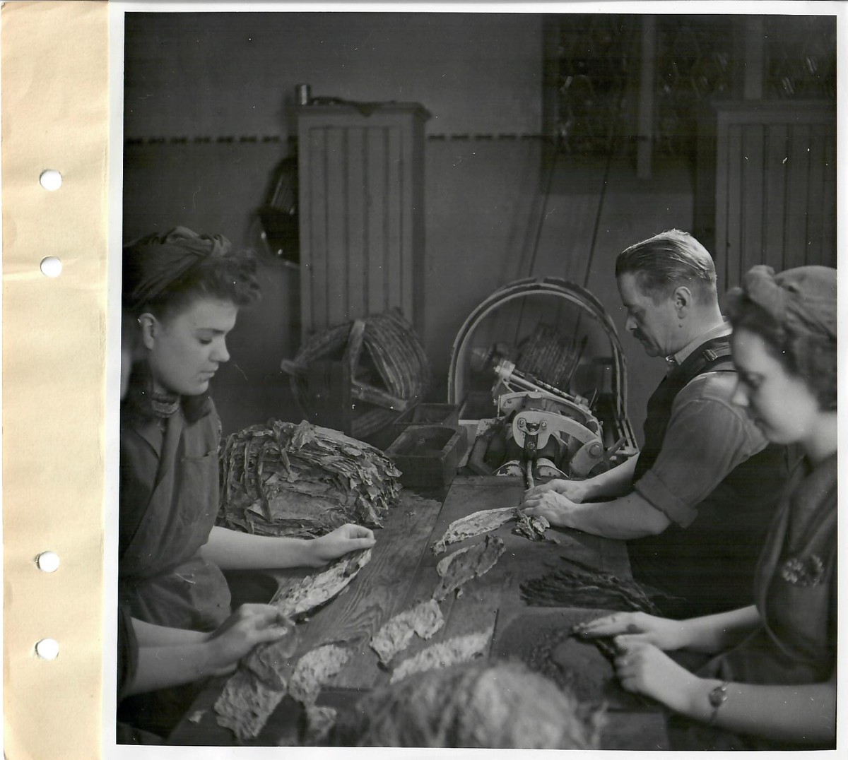 Bilder vid filminspelning i "gamla" Arvika fabriken 27/3-3/4-1941
Detalj av spinnsalen, spinning av sträng till 51g Kungsblandning