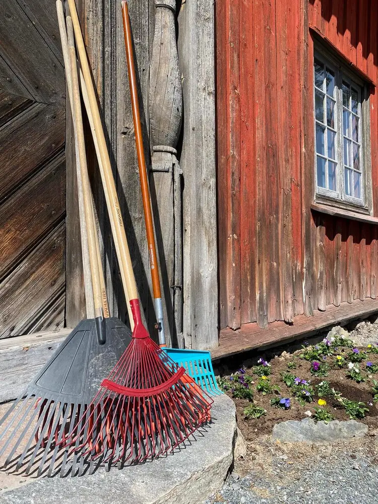 Raker lent mot døra til Petershagen kro.