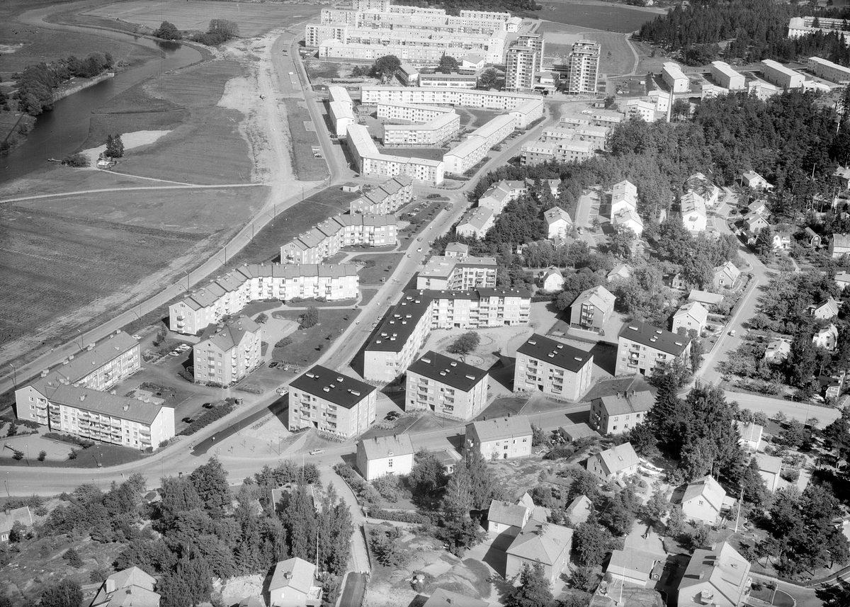 Vy över Johannelund i Linköping, stadens första utpräglade förortsstadsdel. Vid tiden för bilden var området nyligen färdigställt och kom fram till inkorporeringen av Landeryds kommun och framväxten av Ekholmen med flera områden, att utgöra Linköpings bebyggelsemässiga utpost i sydost.