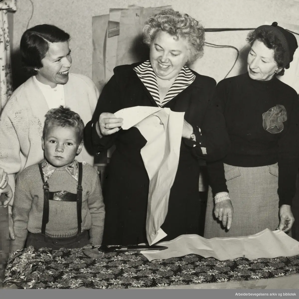 "Klippestue". Simensbråten kvinnegruppe av DNA. November 1955