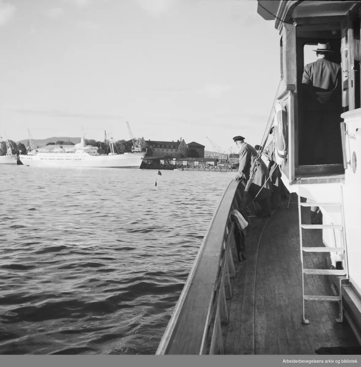 Båtsportens dag i Oslo. 9. Juni 1952. Akershuskaia og festningen i bakgrunnen.