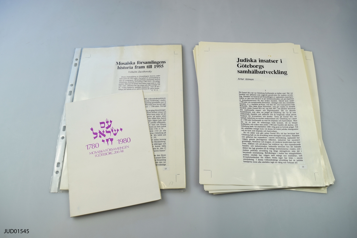 Tryckoriginal/manuskript för boken Göteborgs mosaiska församling 1780-1980, samt informationshäfte om församlingen.