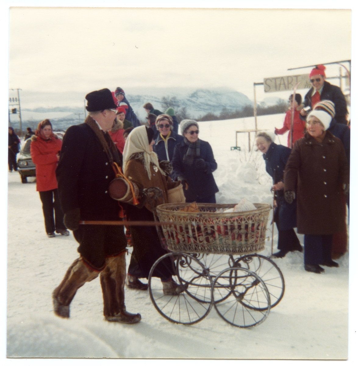 Frå venstre: Knut Lerhol senior med barnevogna, Anne Hillestad(med lyst skaut), Åste Hemsing, ukjent, Olga Sparstad og Ella Stølen