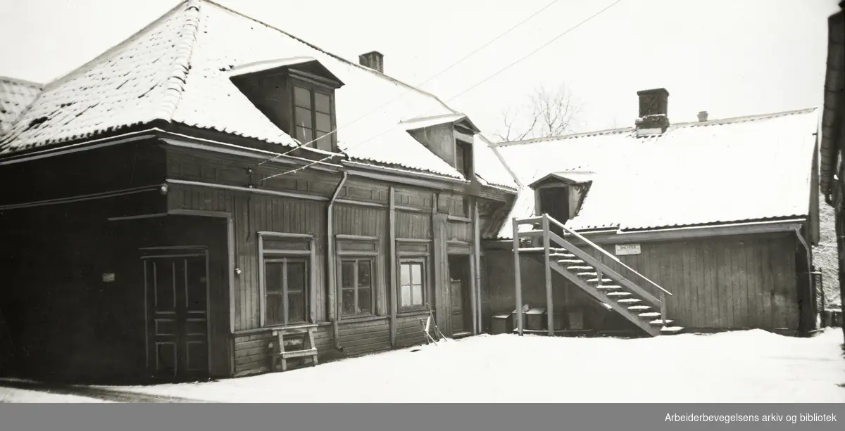 Lakkegården. Lå i det nåværende krysset Lakkegata/Heimdalsgata. Revet 1940.