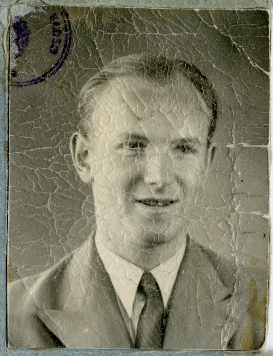 Portrettfoto på tjenestebevis fra 1944.