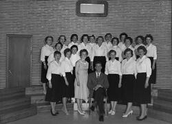Vadsø Damekor 28. juni 1960. Damekoret med dirigent samlet t