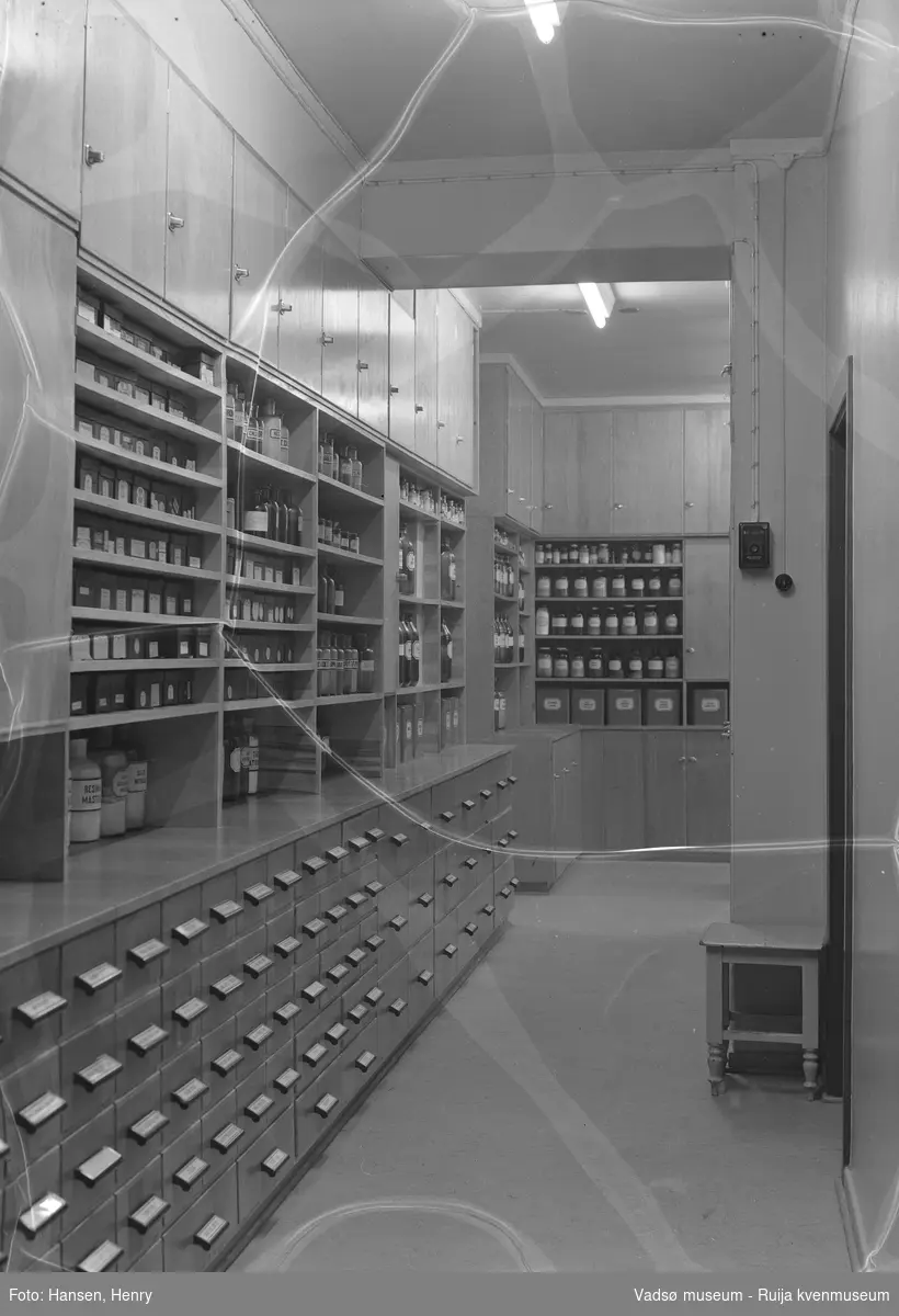 Interiør fra apoteket i Vadsø i 1951. Apoteket leide lokaler i H.F. Esbensens forretningsbygg i Tollbugata 10. Bygget ble oppført 1948-1950, byggherre H.F. Esbensen.