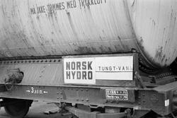 En av Rjukanbanens tankvogner merket for transport av tungtv
