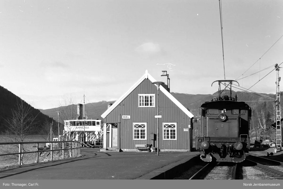 Rjukanbanens elektriske lokomotiv nr. 10 på Mæl stasjon. Til venstre DF Ammonia