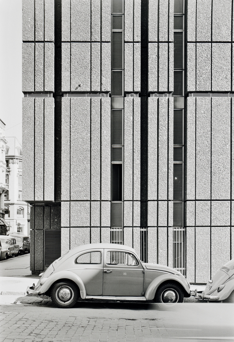 Arkitekturfoto av Televerkets installasjonsbygning i Oslo (1965–66). Arkitekt Nils Holters bygning ble oppført i samme mørke stein som den gamle Telegrafbygningen den ligger ved siden av.