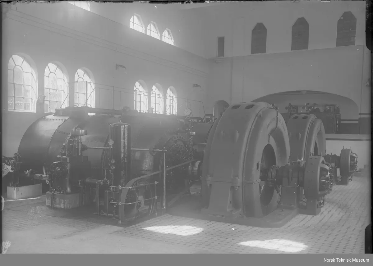 Maskinsalen på Rygene kraftstasjon med generatorer og turbin, turbinene som er levert av Myrens Verksted er dobbelte, horisontale francisturbiner med en samlet ytelse på 9000 hk ved 21 m fallhøyde, 250 o/m og vannforbruk ved full last 28 m3/s : kraftstasjonen eies av A/S Rygene Tremassefabrikker og ble bygget i 1913-14, senere ble det bygget ytterligere to kraftstasjoner tilhørende samme anlegg