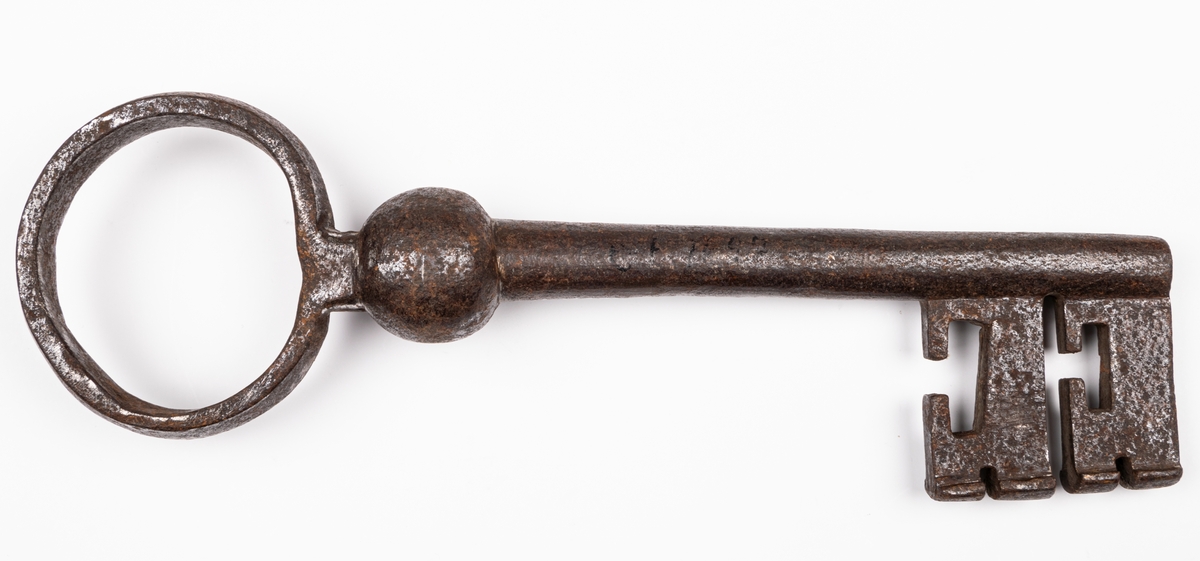 Nyckel, 28 cm lång, av järn.