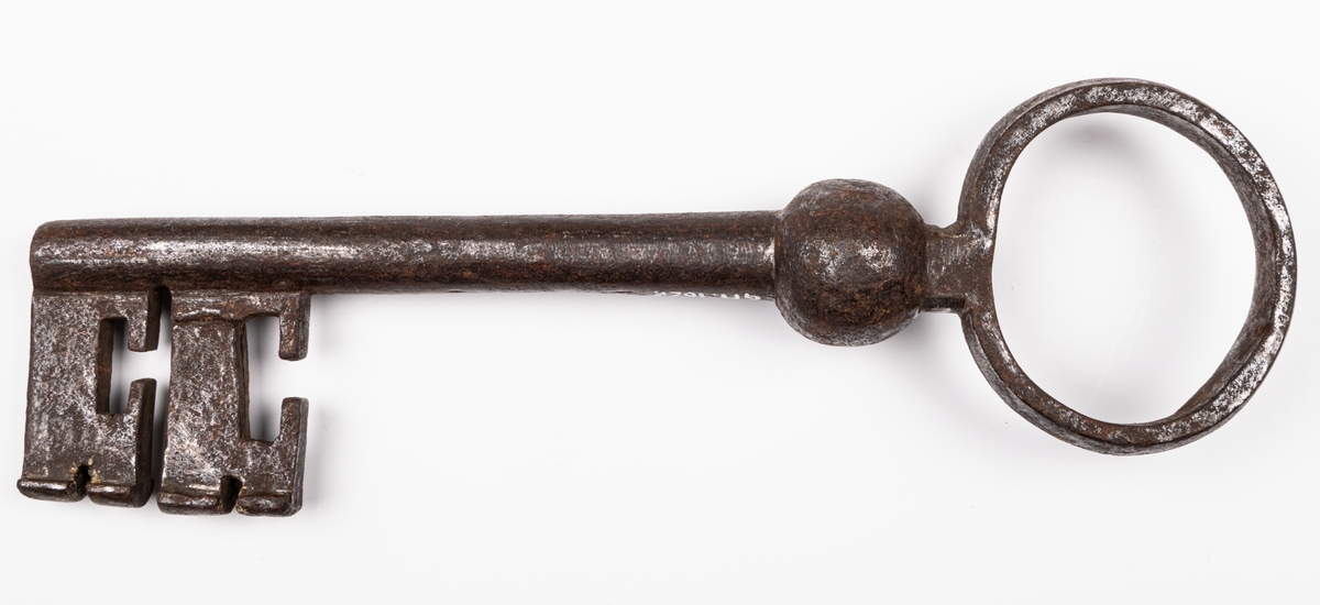 Nyckel, 28 cm lång, av järn.