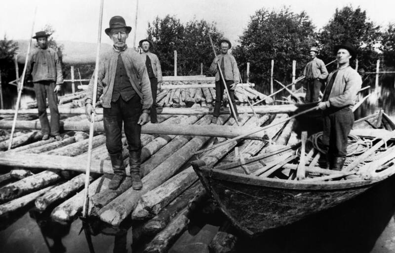 Gammelt foto av fløtere med tømmer og robåt. (Foto/Photo)
