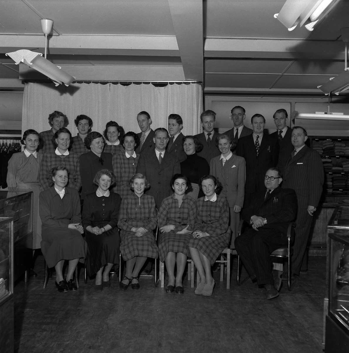 ADAs personal. Gruppbild i butiken, kv Pärlan. Febr 1952