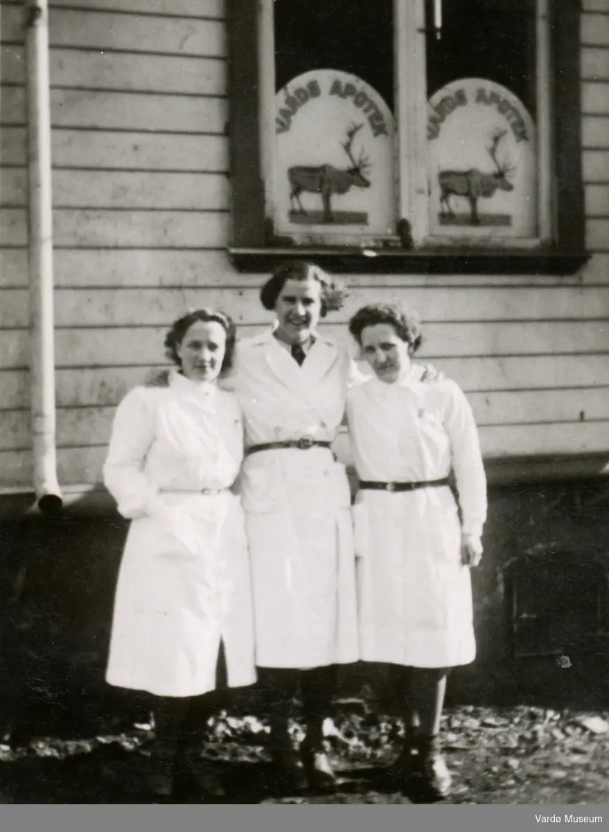 Tre kvinnelige ansatte utenfor apoteket i Vardø på 1950-tallet