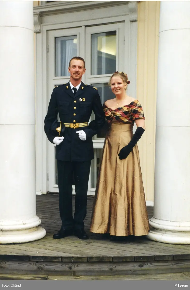 Kadett Marcus Jonnarth och maria Gustavsson på trappan till Mäss Trianon.