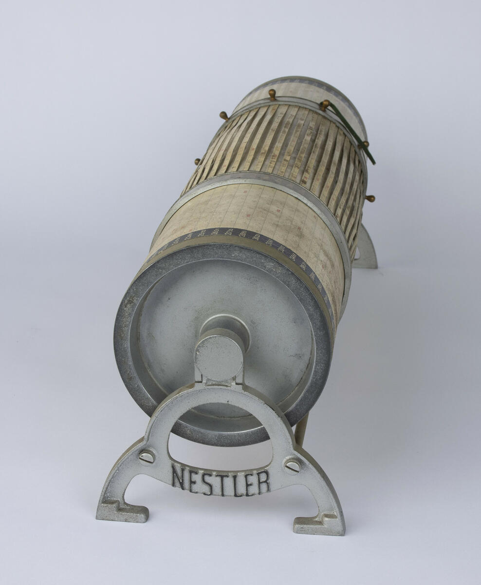 Regnemaskin, eller kalkulator, i en sylinderform av metall og papir. Trommelen kan roteres og støttes opp av metallrammen.