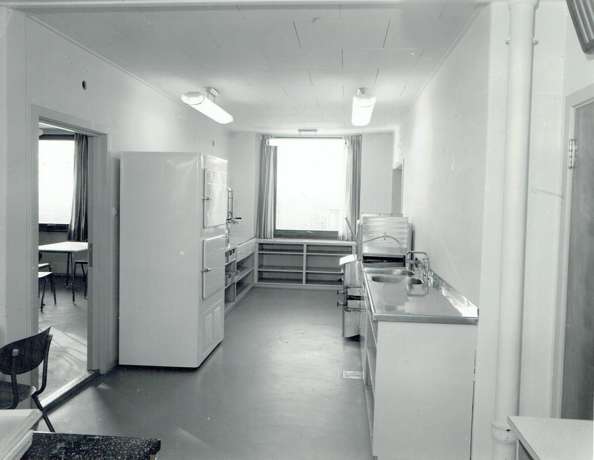Interiøret i Grefsen vognhall. Bildeserien viser kantine, skolesal, spisesal og vaskerom for arbeiderne