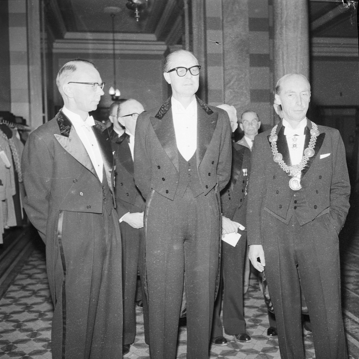 Professorsinstallation, astronomiprofessor Erik Holmberg på väg till aulan, Uppsala 1959