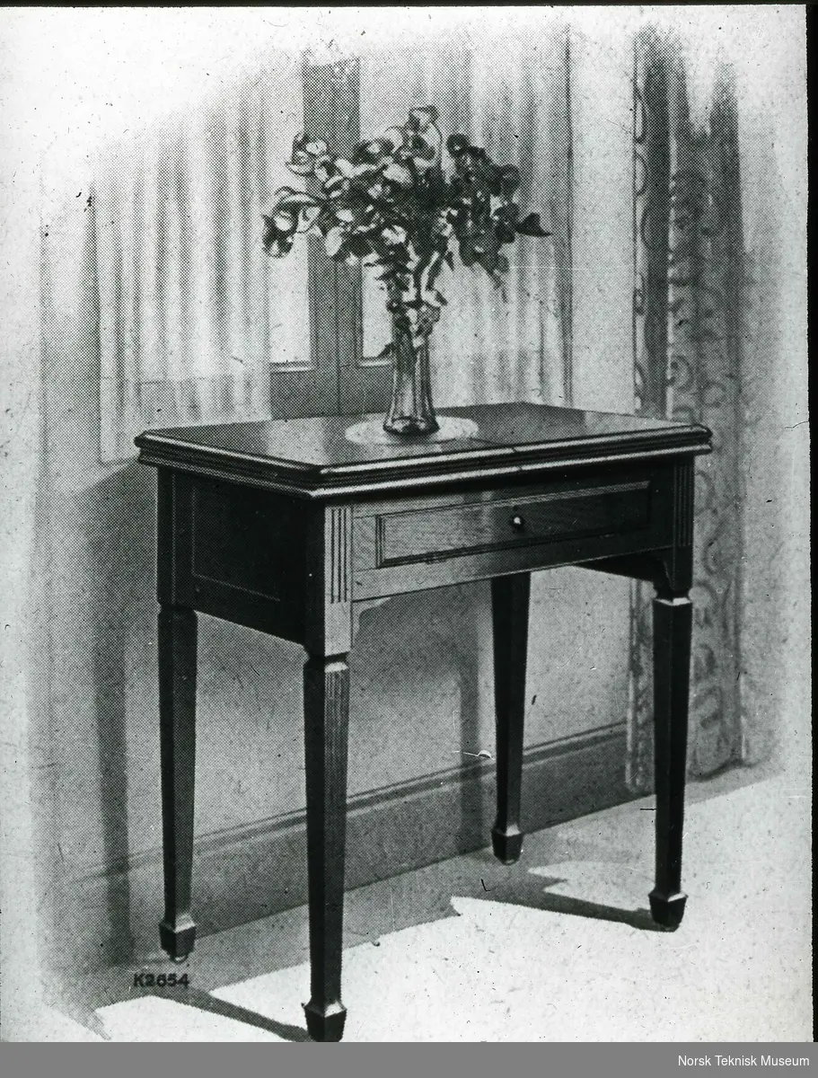 Symaskinbord hvor symaskinen er pakket bort, omkring 1920