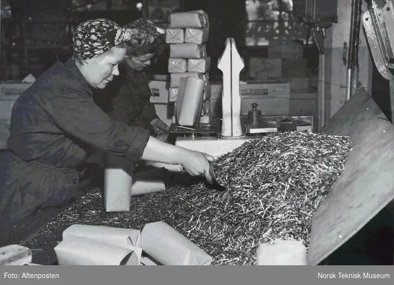 To kvinnelige arbeidere pakker trådstift ved Trådstiffabrikken til Christiania Spigerverk
