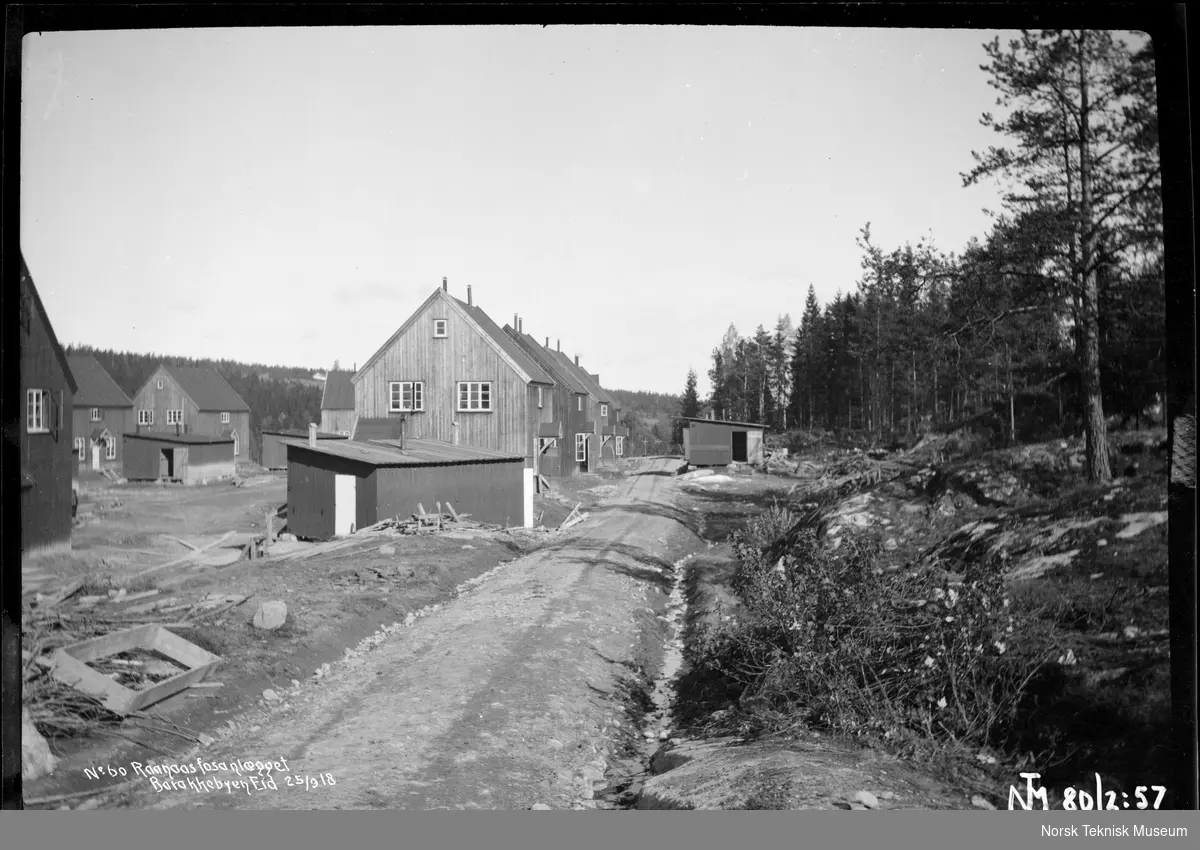 Brakkebyen Eid. Arbeiderboliger til Rånåsfoss kraftverk fotografert i forbindelse med utbyggingen av Raanaasfossen 1918-1930