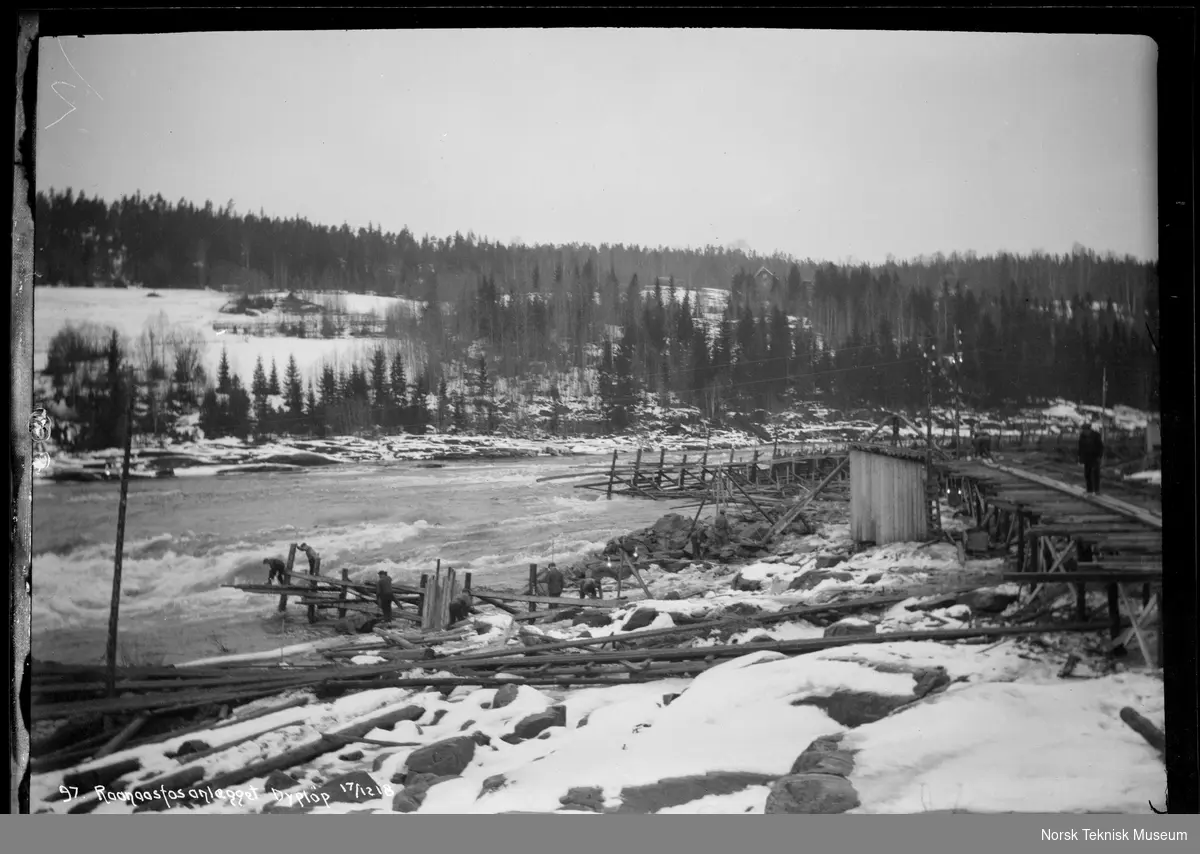 Fangdam, dypløpet til Rånåsfoss kraftverk fotografert i forbindelse med utbyggingen av Raanaasfossen 1918-1930