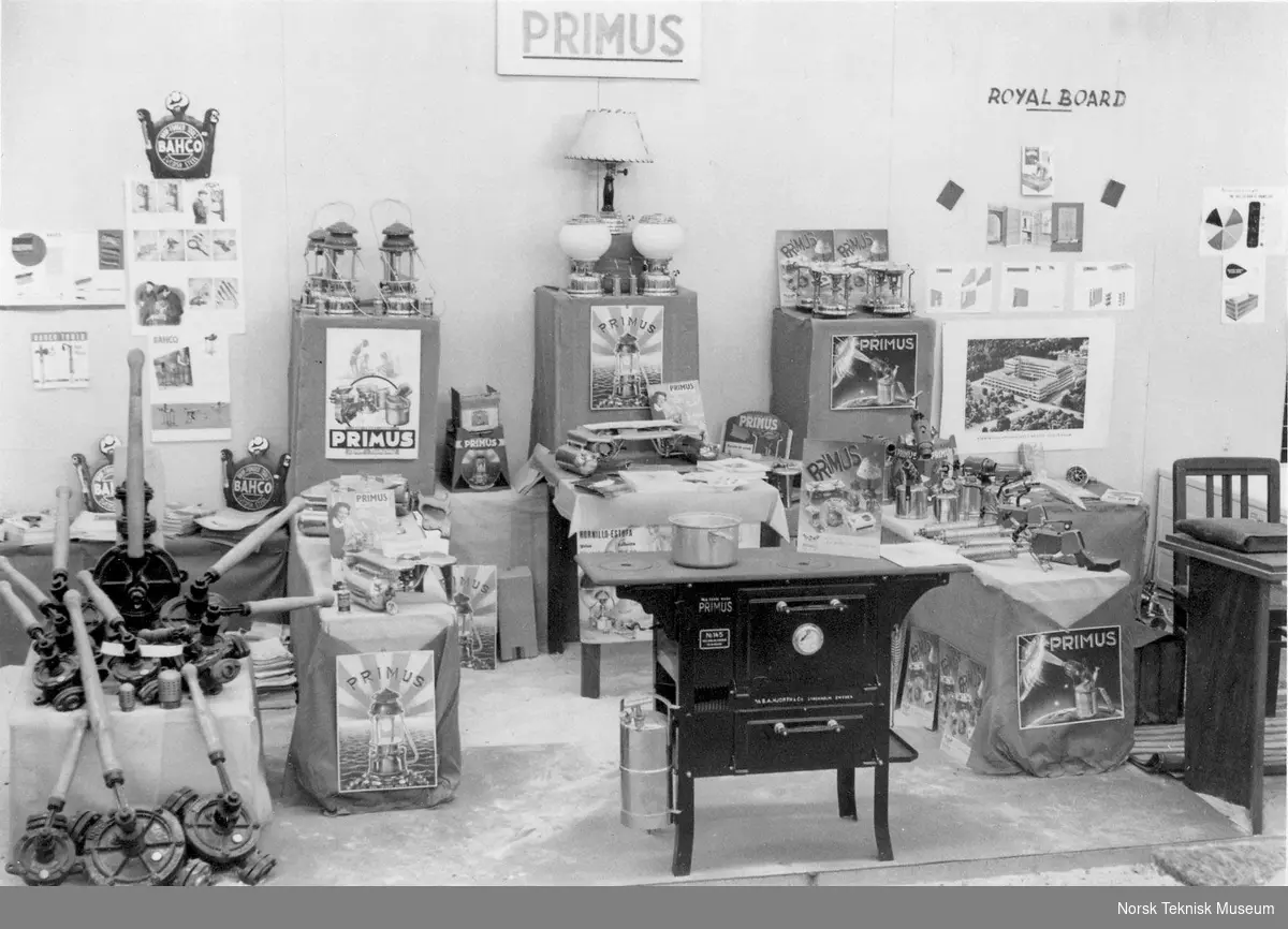 Komfyr, kokeapparater og stormlykter mm fra en utstilling i Angola i 1951 tilrettelagt av Leopold von Horn : produktene er fremstilt av Primusfabrikken A/B BA Hjorth & Co (Bahco) på Lilla Essingen i Stockholm