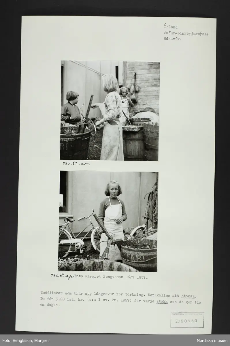 Ark med två monterade foton och text: "Småflickor som trär upp långrevar för torkning. Det kallas att stokka. De får 3.20 isl. kr. (c:a 1 sv. kr. 1957) för varje stokk och de gör tio om dagen."