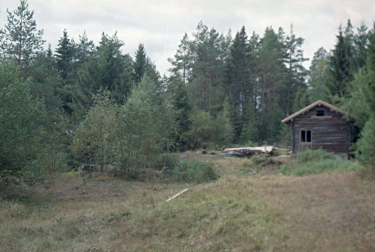 Mølleplassen på Kvennøya under bygging.