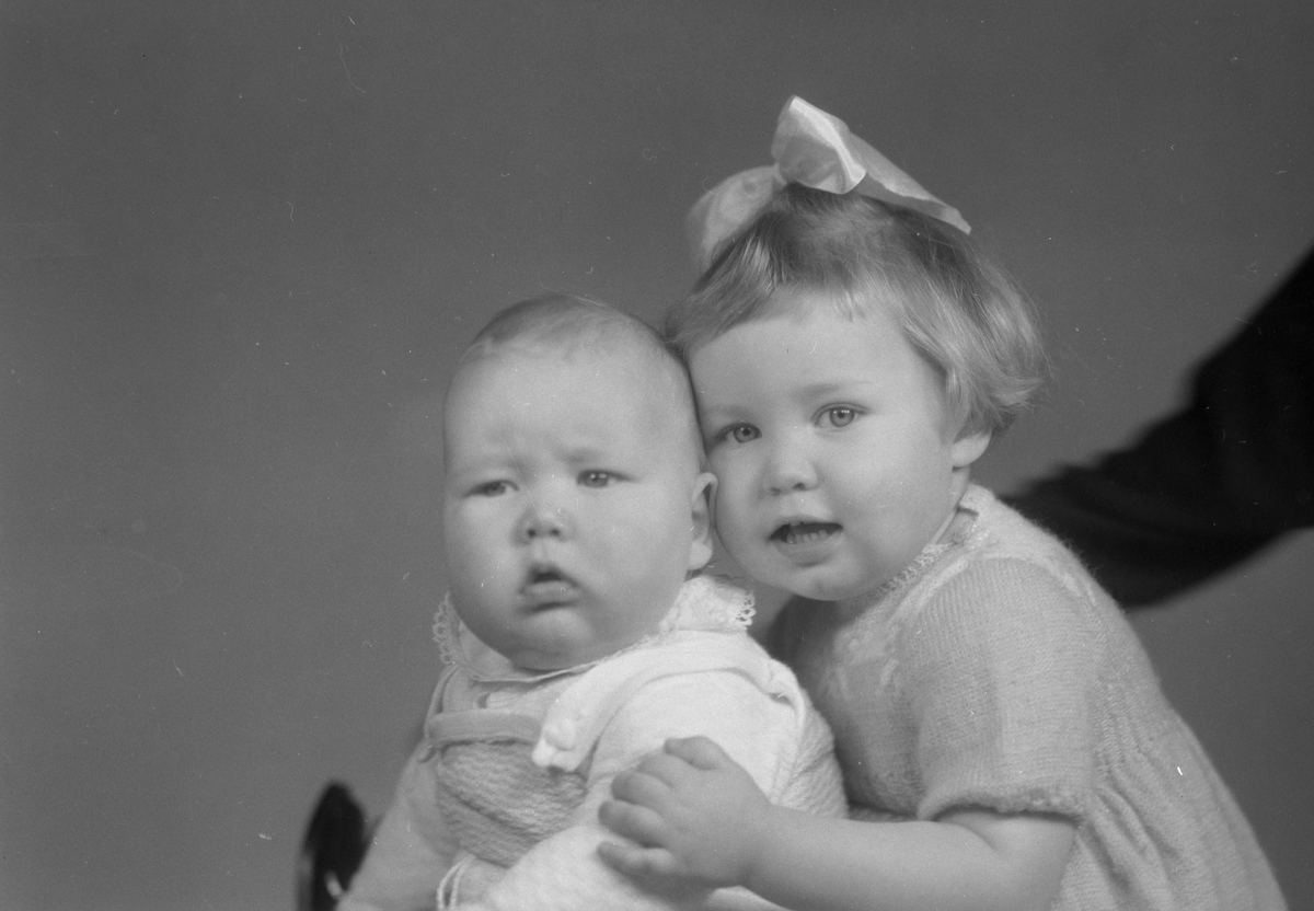 Elisabeth Jacobsen med bror