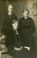 Emma Løkhaug med sine to søstre. Emma ble gift med Hans S. F