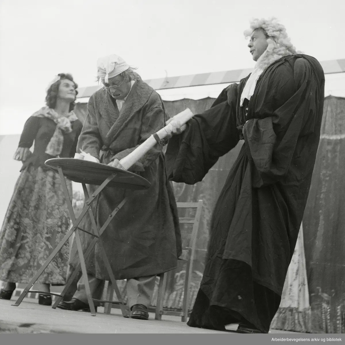 Oslo kommunes parkkvelder. "Cabaret Carl Johan" med Eva Gustavson, Einar Sissener og Per Aabel. Torshovdalen, 6. August 1951..