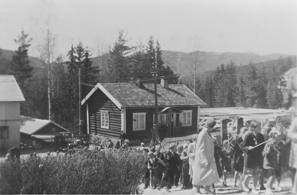 17. maitog ved posthuset i Eggedal, 1952. I forgrunnen lærerinne Randi Båsen. Huset ble senere flyttet til Teige som bolig for jordmor Brita Juvet.