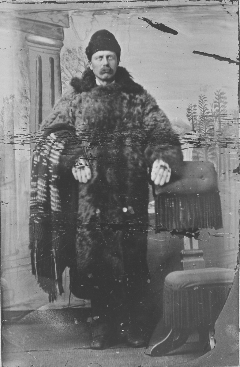Vinterkledd, ukjent mann. Atelierfoto, trolig rundt 1890-1910.