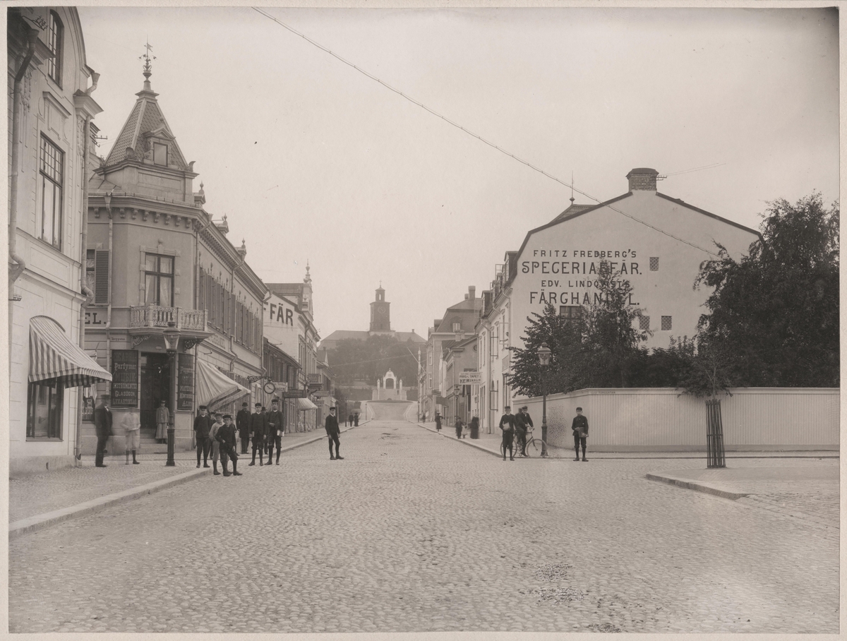 Kyrkogatan från Stora torget, Enköping, vy från sydväst, 1906.