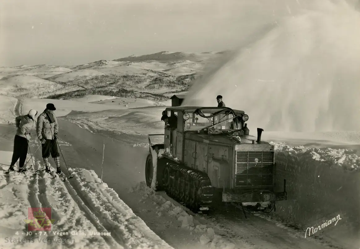 Bilde 1) Prospektkort nr. 4-10-77 Vegen Geilo - Ustaoset. Foto Normann. Kopi av postkortet og opplysninger er gitt fra Erik Westedt. 
Bilde 2) Bildet er beskåret, og teksten som viser at bildet opprinnelig er et prospektkort var borte.

I 1928 ble det åpnet veg over Hardangervidda fra Eidfjord til Haugastøl. Strekningen Geilo-Haugastøl stod ferdig i 1938. Vegen over vidda var vinterstengt fram til 1940. Krigsåra 1940-1945 forsøkte tyske okkupanter å holde vegen vinteråpen. Etter 1945 ble Hardangervidda vinter-stengt på nytt fram til 1980-tallet. Siden har målsettingen vært å holde vegen åpen, da med kolonnekjøring i vanskelige perioder og kortvarig stengt i uværsperioder. 
Bildet er fra strekningen mellom Geilo og Ustaoset trolig tatt tidlig 1960-åra. Også her kunne uværet skape problemer med behov for snøfreser. Fresekjører Berntsen og hjelpemann Sverre Brenden med «Petter-fres», to turister på brøytekanten.