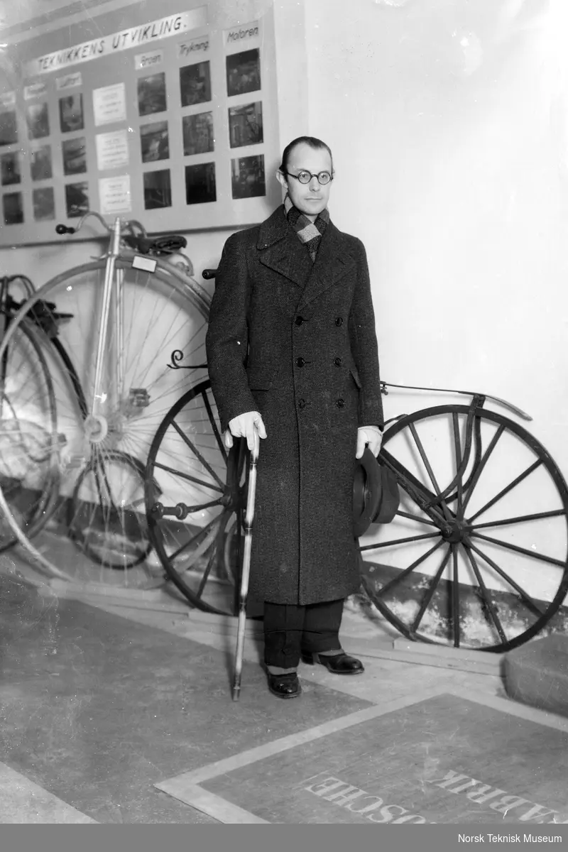 Intendent Torsten Altin ved Tekniska Museet i Stockholm på besøk i sykkelutstillingen på Norsk Teknisk Museum, 1934