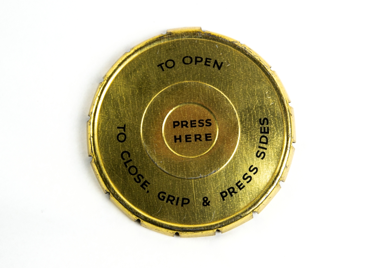 Startpatron 9 MK2. Tillverkad i mässing med tillhörande embalage/hölje i plåt, märkt No 611.MK2 ADC.1970 12s/1121 Explosive.
