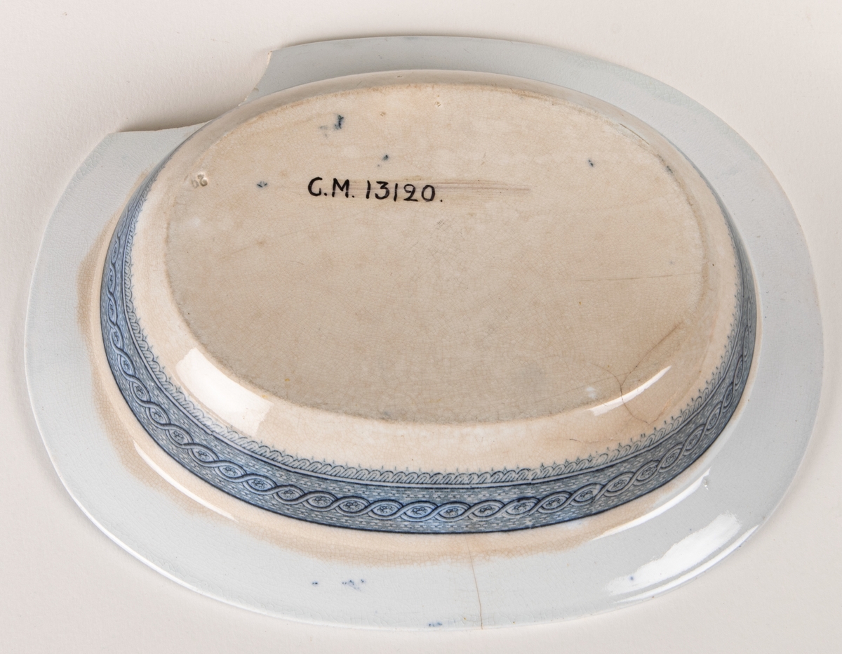 Karott, fajans, oval, dekor kartusch. Stämpel saknas. Se GM.13121.
Stämplad Byzantium JR & C.
John Ridgway & Co, Shelton, England 1841-1855.