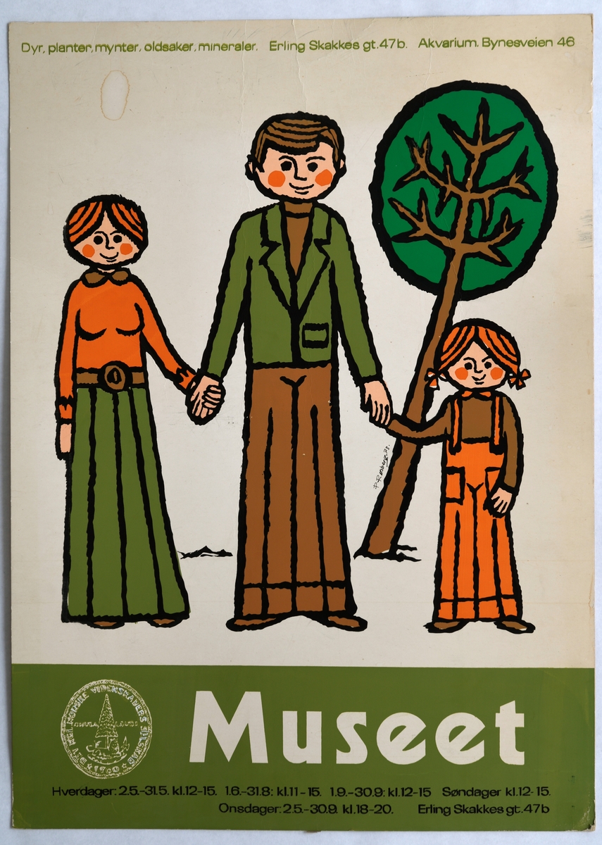 En museumsplakat/reklameplakat for Vitenskapsmuseets åpningstider og tilbud. Motivet er en kvinne, en mann og en jente som holder hverandre i hendene. Bak dem er det et tre. Øverst på plakaten er det informasjon om tilbud og beliggenhet. Nederts er det informasjon om åpningstider. Nederst til ventsre er stempelet til Det kongelige Norske Videnskabers Selskab. Plakaten er tegnet av P. Røsberg i 1973.