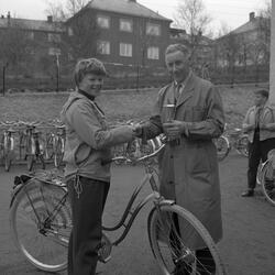 Inger Mari Karlsen med sykkel hun vant i konkurransen "Det s