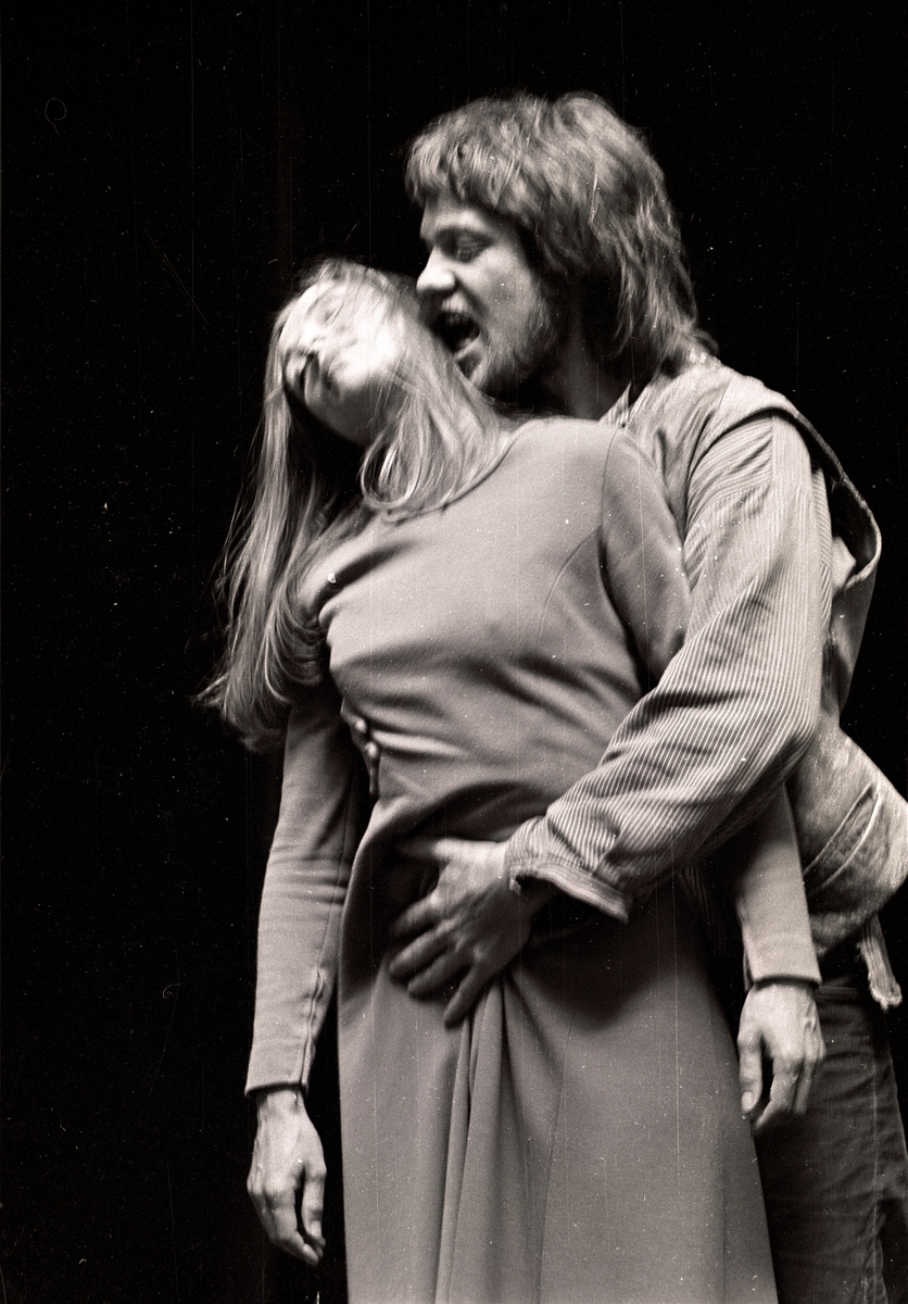 Scene fra Nationaltheaterets oppsetning av Henrik Ibsens "Peer Gynt". Forestillingen hadde premiere 20. mars 1975. Edith Roger hadde regi, Lubos Hruza scenografi og Lita Prahl og Lubos Hruza kostymer. Medvirkende var blant annet Svein Sturla Hungnes som Peer Gynt og Tone Danielsen som Solveig. 