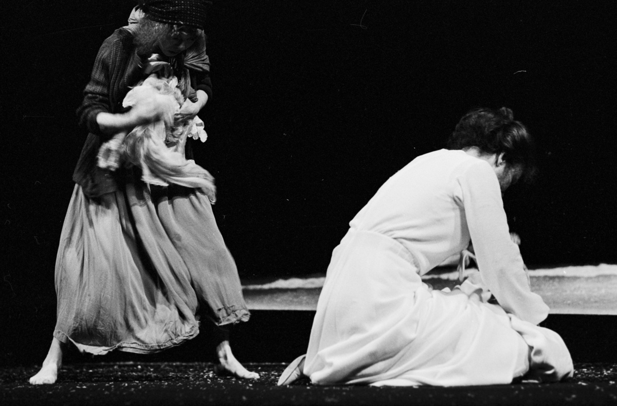 Scene fra Nationaltheaterets oppsetning av Henrik Ibsens "Brand". Forestillingen hadde premiere 10. juni 1978. Edith Roger hadde regi, Lubos Hruza scenografi og Per Lekang kostymer. Medvirkende var blant annet Lise Fjeldstad som Agnes og Merete Moen som Taterkvinnen.  