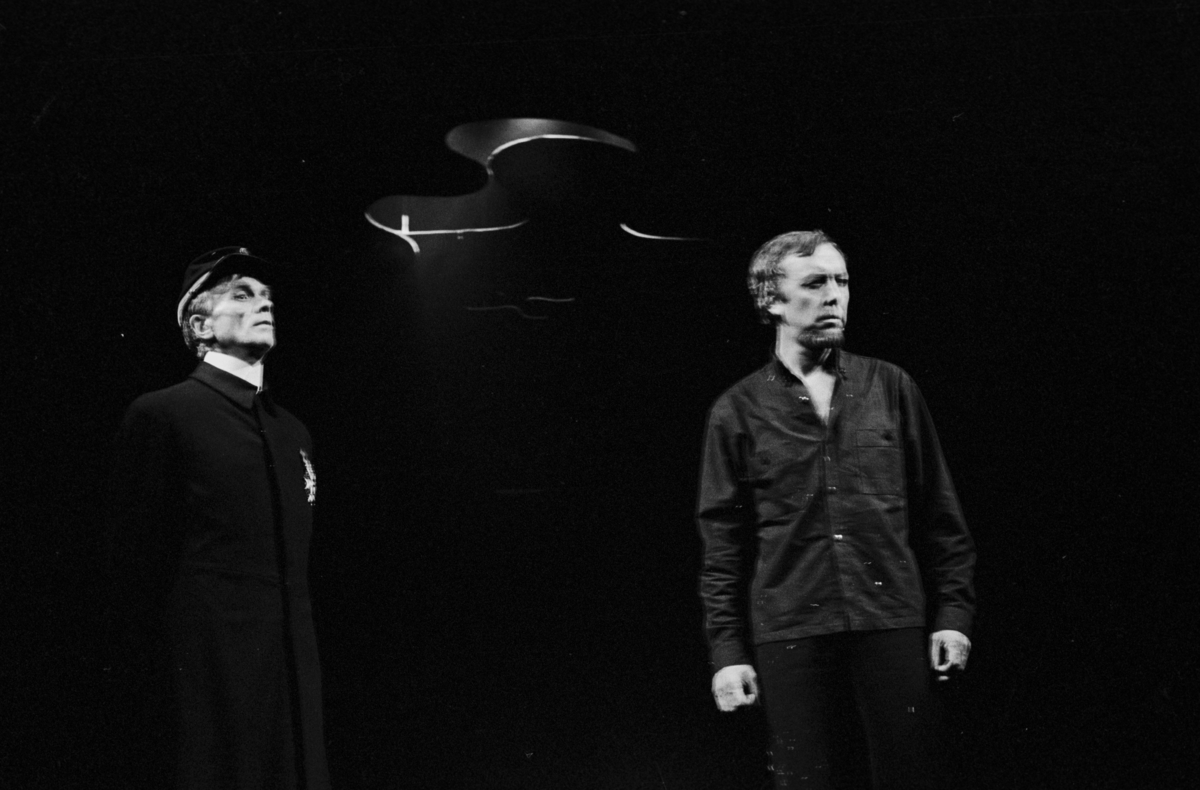 Scene fra Nationaltheaterets oppsetning av Henrik Ibsens "Brand". Forestillingen hadde premiere 10. juni 1978. Edith Roger hadde regi, Lubos Hruza scenografi og Per Lekang kostymer. Medvirkende var blant annet Jørn Ording som Fogden og Gunnar Olram som Prosten. 